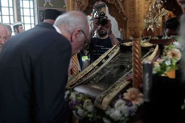 Închinarea cu folos la icoane în timpul slujbelor la biserică, fără a deranja pe alții