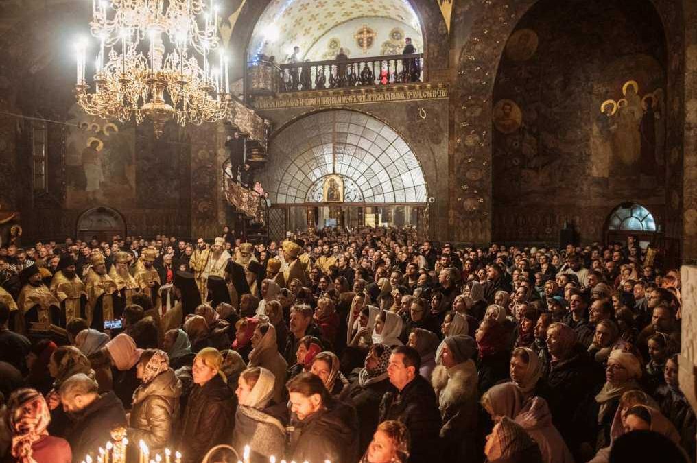 Credincioșii greci se simt o familie solidară cu cei ucraineni, dincolo de trădările ierarhiei lor. Noi cu cine suntem?