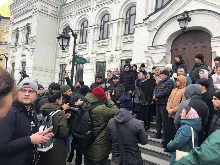 Autoritățile ucrainene nu au acaparat Lavra Pecerska miercuri datorită credincioșilor prezenți și opoziției publice internaționale. Presiunea se concentrează pe starețul Pavel